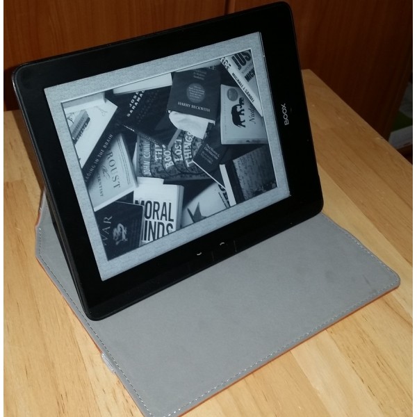 Onyx Boox i86 hdml Plus in stand